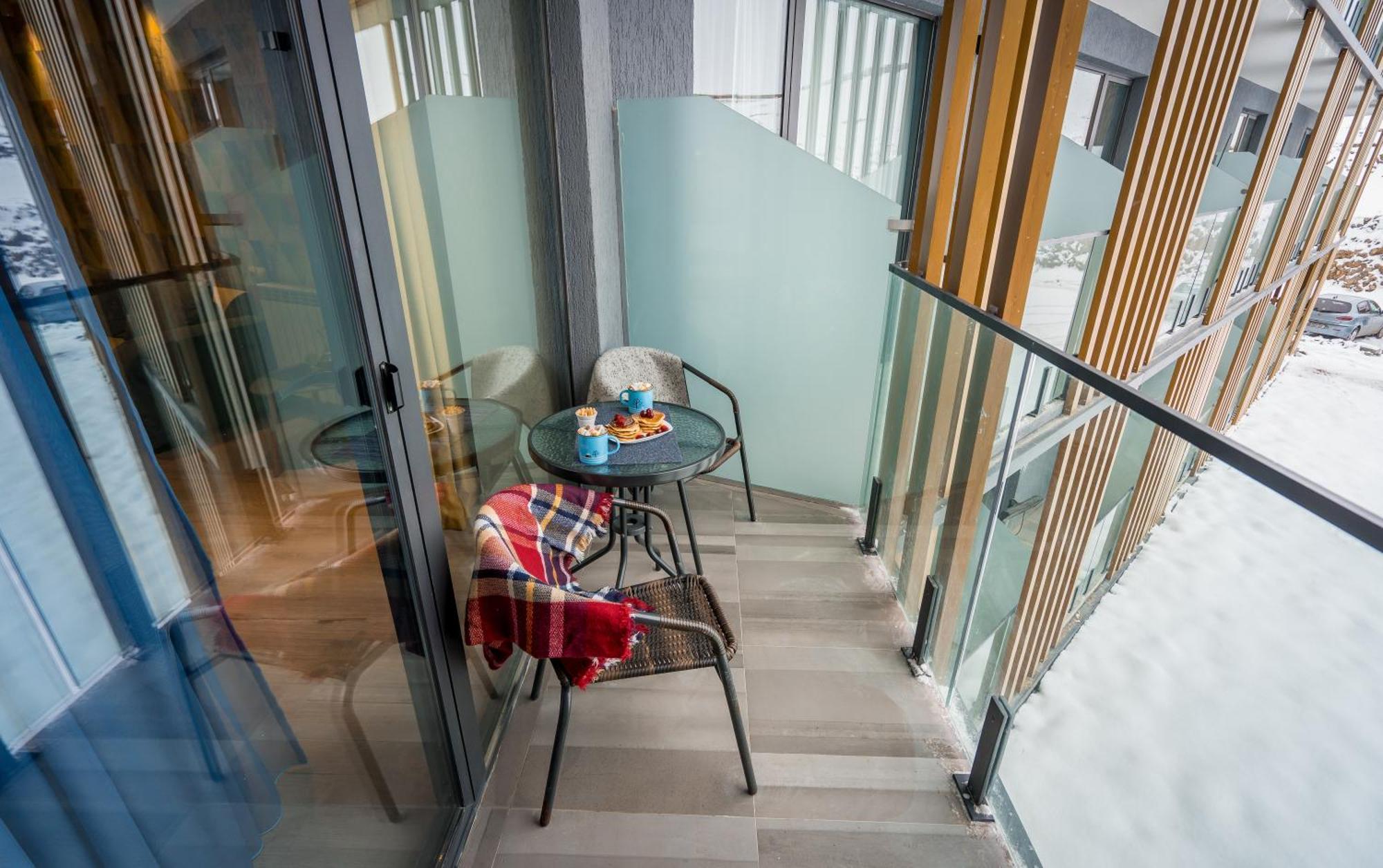 New In Atrium Apartment