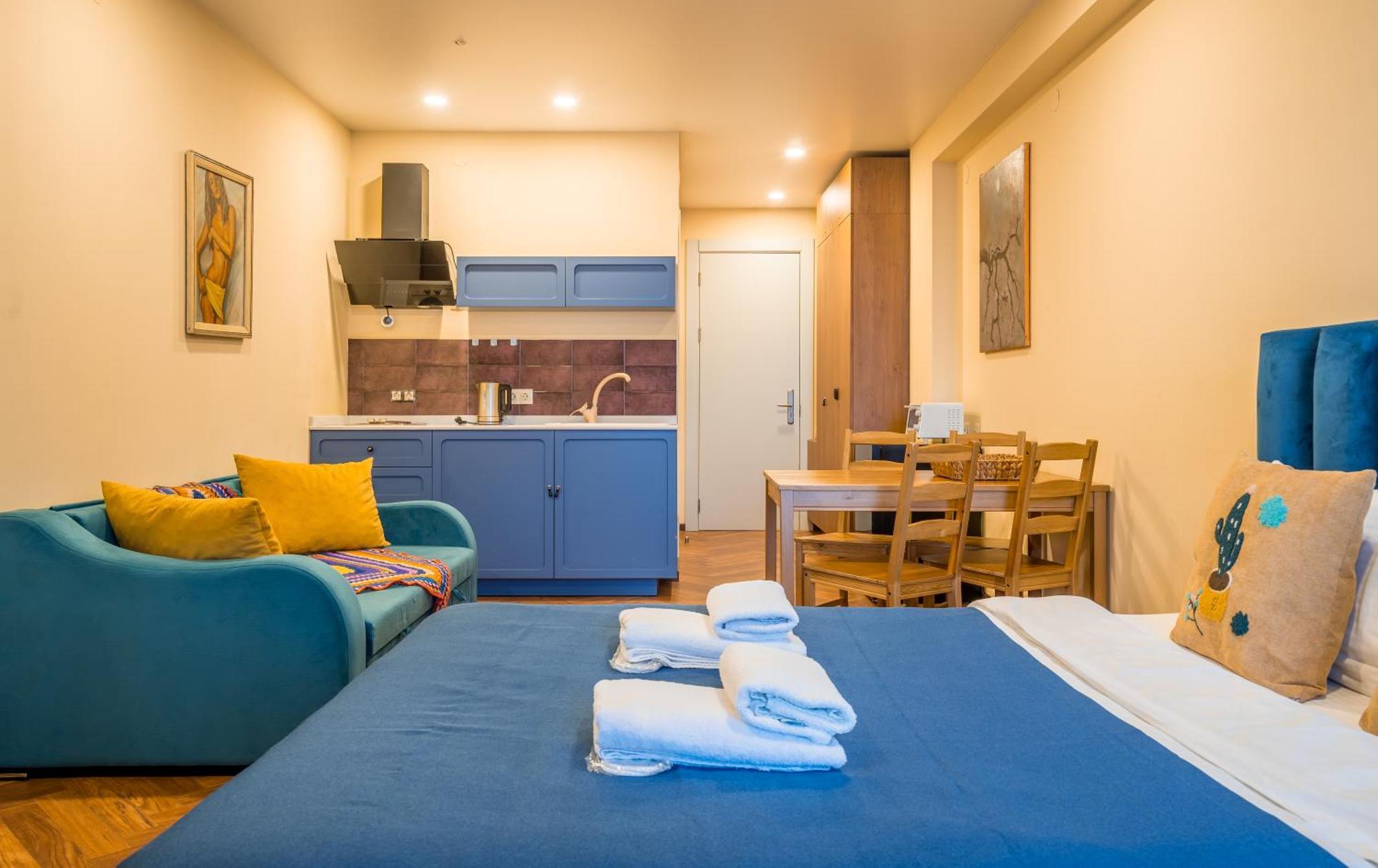 New In Atrium Apartment *